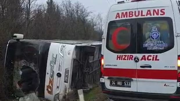 Çatalca'da polisleri taşıyan midibüs devrildi: 3 polis yaralı
