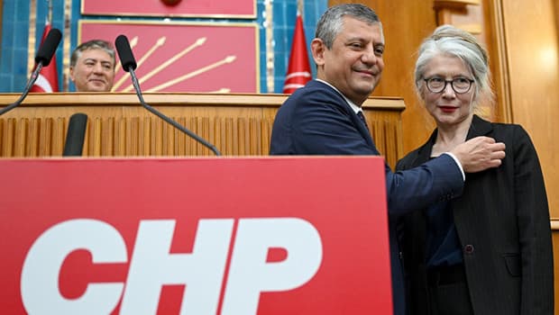 Yıllar sonra yeniden CHP'ye katıldı, rozetini Özgür Özel taktı | Emine Ülker Tarhan: Çağırdınız, geldim