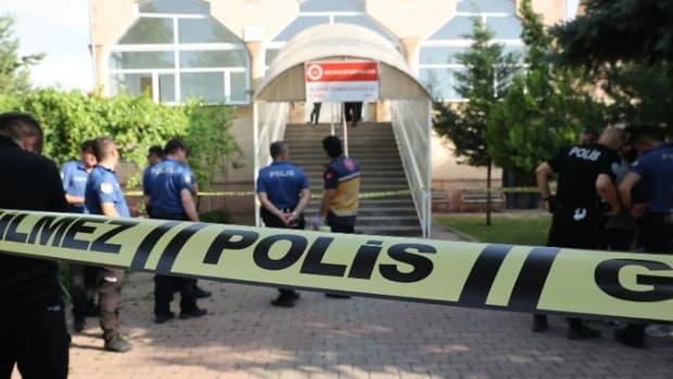 Parkta yan bakma kavgası kanlı bitti: 1 ölü