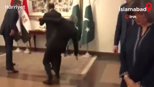 Kritik zirvede görünmez kaza... Pakistan Dışişleri Bakanı bir anda kendini yerde buldu
