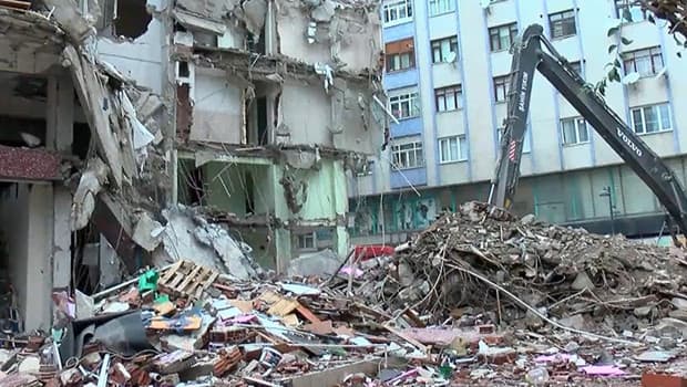 İstanbul'da yıkım faciası: Annesiyle yolda yürüyen küçük çocuk hayatını kaybetti