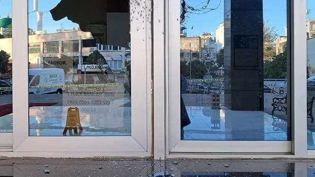 Belediye binasına silahla ateş açan şahıs gözaltına alındı