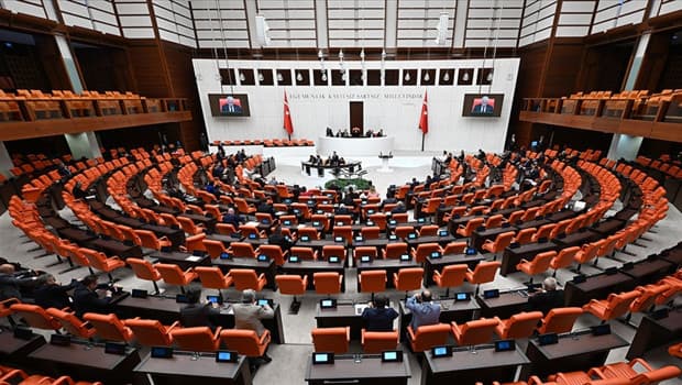 Sosyal medyaya ve doğum izni düzenlemelerini de içeren kanun teklifinin ilk 6 maddesi Meclis'te kabul edildi