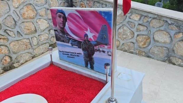 Şehide büyük saygısızlık… Kabrindeki minyatür heykeli çaldı, o anlar kameraya böyle yansıdı