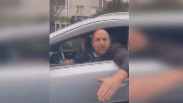 Beylikdüzü'nde 'Araçta çocuğum var' diyen kadın sürücünün otomobiline saldırdı! Cip sürücüsü gözaltına alındı