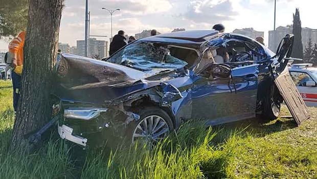 Bayrampaşa'da otomobilin çarptığı kamyon devrildi; 1'i çocuk 7 yaralı