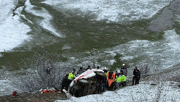 Hasta taşıyan ambulans, uçuruma yuvarlandı: 1 ölü, 4 yaralı