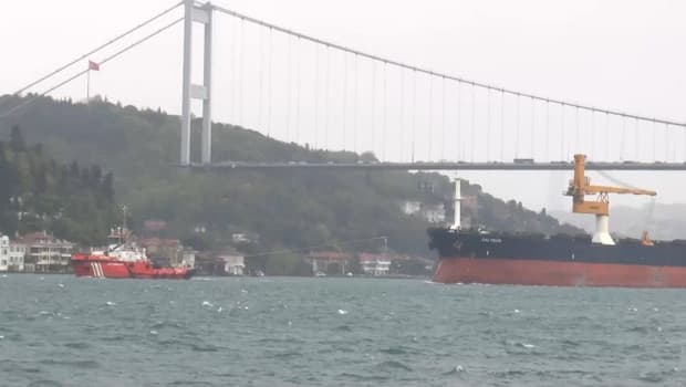 İstanbul Boğazı'nda gemi arızası: Deniz trafiği çift yönlü durdu