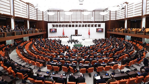 Fahiş site aidatlarına ilişkin düzenlemeleri de içeren teklif Meclis'te kabul edildi
