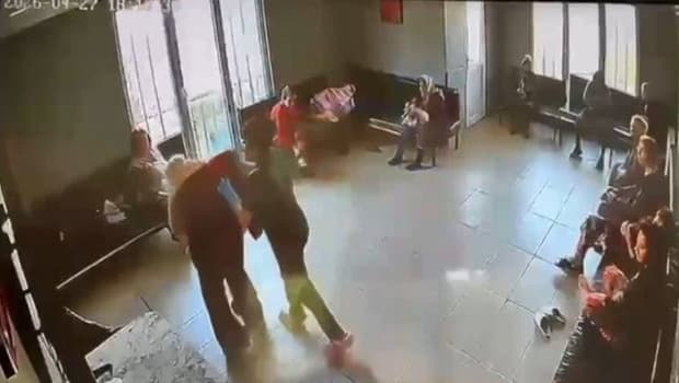 2 hastayı darbedip yüzüne tüküren bakımevi çalışanı tutuklandı