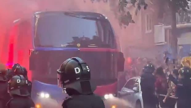Barcelona taraftarı kendi takım otobüsünü taşladı! El Clasico öncesi büyük karışıklık