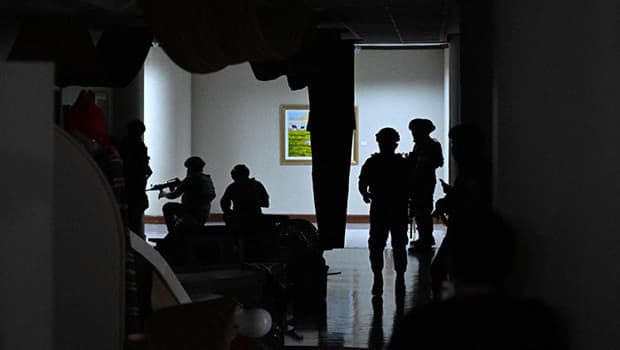 Ordudan senatayo baskın: Silah sesleri duyuldu