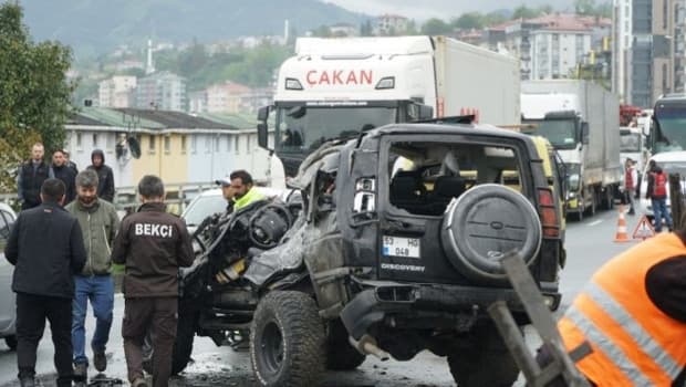 Feci kaza... Karşı şeritte uçan cip, başka bir cipin üzerine düştü: 1 ölü, 7 yaralı