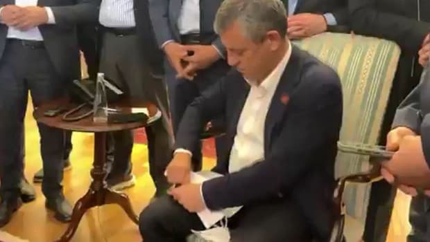 Özgür Özel'den Kılıçdaroğlu'na mesaj: Koy masaya gelince okusun... Kendisine ulaştırılan tebligatı böyle yırttı