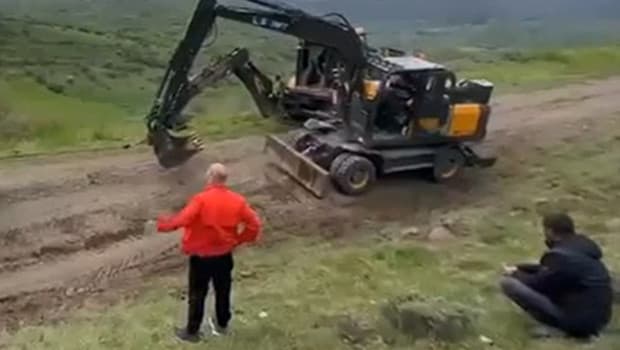 Bayram trafiğinden kaçıp köy yoluna giren sürücülere büyük şok!