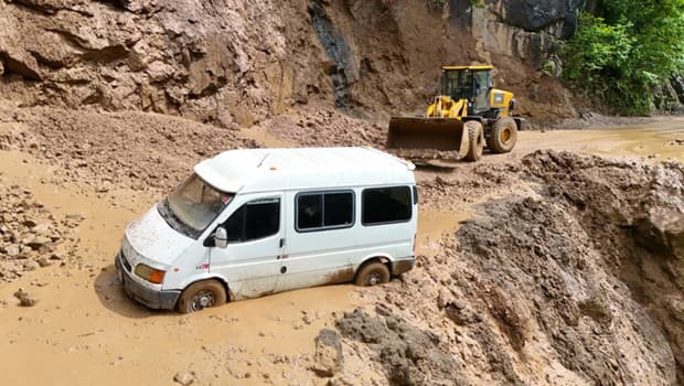 Trabzon'da korku dolu anlar! Minibüsteki 3 kişi son anda kurtuldu... 'Uçurumdan atıyordu bizi neredeyse'