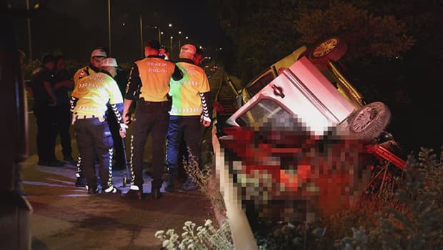 İzmir'de feci kaza! Su kanalına girip takla atan hafif ticari araç şarampole devrildi