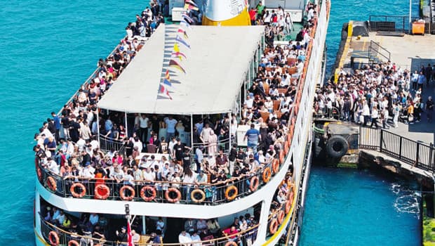 Yurtta bayram kalabalığı... İğne atsan yere düşmedi
