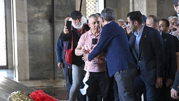 Görevliler müdahale etmişti: Özgür Özel'in Anıtkabir ziyaretindeki çelenk krizi... Yaşanılanların perde arkasını Dicle Canova anlattı
