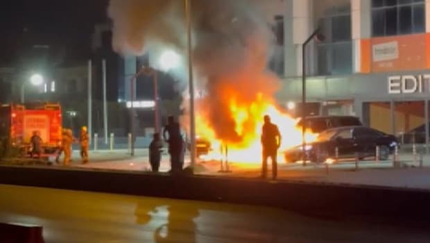 Yer: Bakırköy... 50 milyon TL değerinde 4 otomobil alev alev yandı