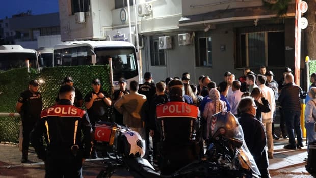 İzmir'de Buca Belediyesi'ne yönelik ‘yolsuzluk’ operasyonunda şüpheliler adliyede