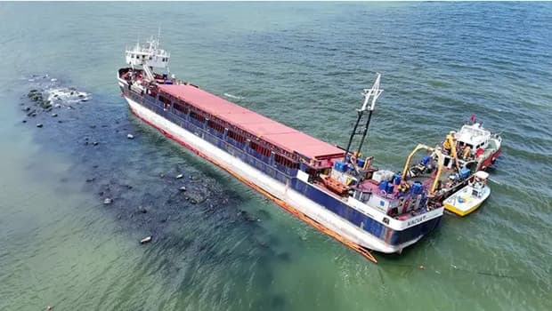Karasu’da karaya oturan gemiyi kurtarma çalışmaları başladı