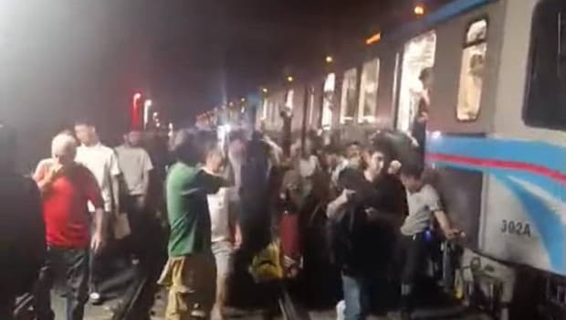 Gaziosmanpaşa’da trafoda çıkan yangın nedeniyle tramvay seferleri durdu