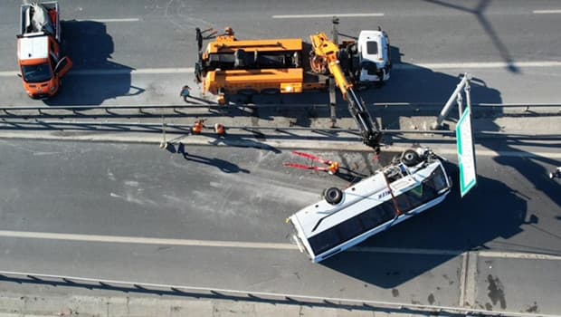 İstanbul'da bariyerlere çarpan midibüs devrildi: 12 yaralı