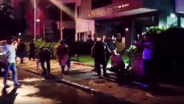 Kızını rahatsız eden gencin kulağını kesti: 1'i polis 2 yaralı