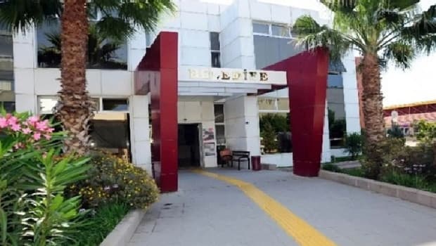 Seferihisar Belediyesi'ne "rüşvet" operasyonu! 6 kişi gözaltına alındı | Veli Ağbaba'nın danışmanı da gözaltında