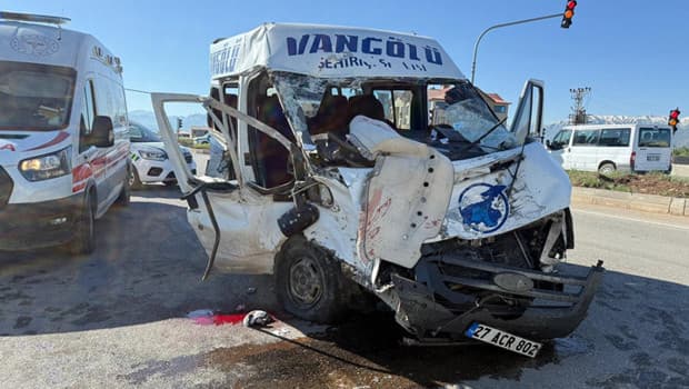 Hakkari'de feci kaza! Yolcu minibüsü ile kamyon çarpıştı: 3 can kaybı, 2 yaralı