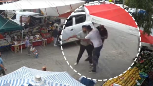 İzmir'de pazarda gerginlik! Zabıta ekiplerine bıçak ve kasayla saldırdı
