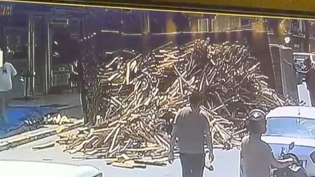 İstanbul’da odun yüklü kamyonun devrildiği anlar kamerada