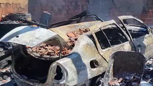 Kütahya’da korkutan yangın! 3 ev kısmen 2 araç tamamen yandı