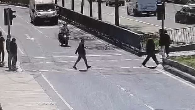 Şişli'de yayaya motosiklet çarptı: Biri ağır 3 yaralı | Yola savruldukları an kamerada