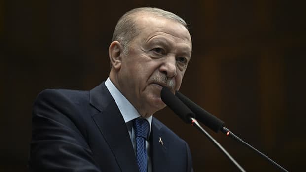 AK Parti'ye yeni katılımlar: Rozetlerini Cumhurbaşkanı Erdoğan taktı