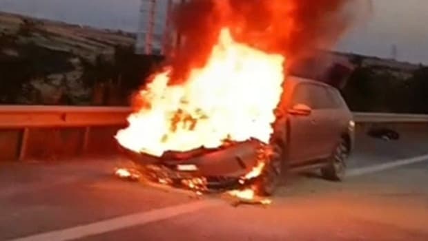 Elektrikli otomobil alev alev yandı! Sürücü dehşeti anlattı: Ailemi bir buçuk dakika arayla kurtardım