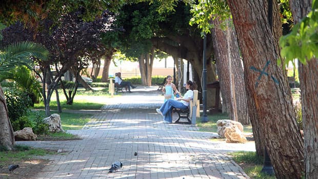Adana’da termometreler 42 dereceyi gösterdi! Vatandaşlar parklara akın etti