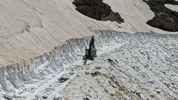 Batman'da yaz ortasında kar mücadelesi: Mereto Dağı'nda kar kalınlığı 4 metreyi aşıyor