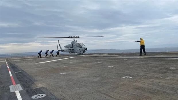 ABD ordusuna ait helikopter Umman Denizi'ne acil iniş yaptı: 1 kişi kayıp