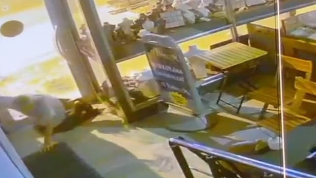 Adana'da ilginç hırsızlık: Yürümekte zorlanan şüpheli imitasyon takıları çaldı