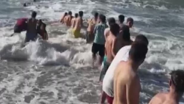Dalgalarla kıran kırana mücadele… İnsan zinciri oluşturup 2 kişiyi kurtardılar