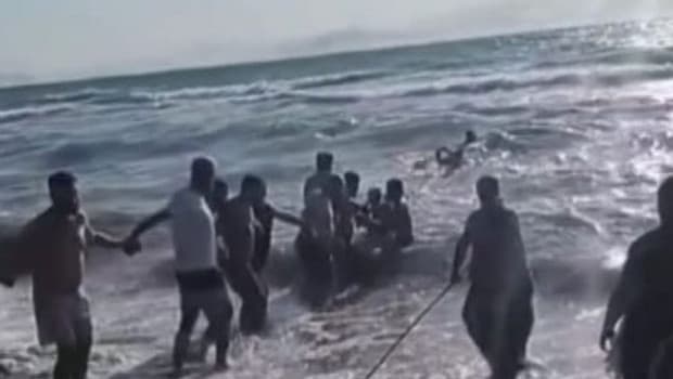 Kuşadası’nda denize giren 3 kişi boğuldu
