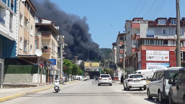 Kocaeli'de fabrika yangını! 1 kişi hayatını kaybetti