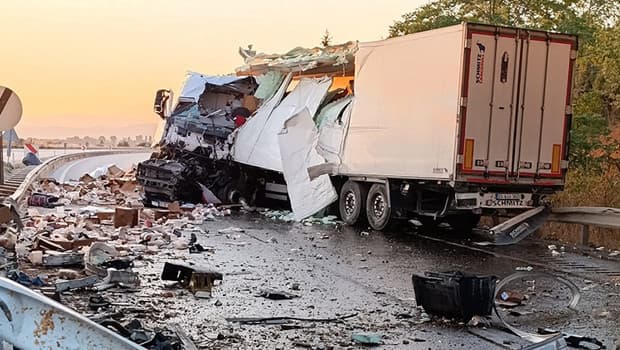 Köprüde duvara çarpan TIR’ın şoförü hayatını kaybetti