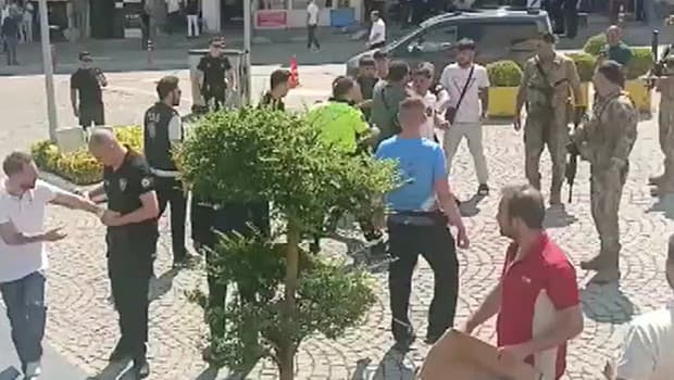 Bursa Adliyesi yakınında kavga: Yaralılar var! 5 kişi gözaltına alındı