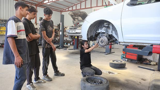 Babasının atölyesinde yetişen 15 yaşındaki Nehir usta, geleceğin oto tamircilerini eğitiyor