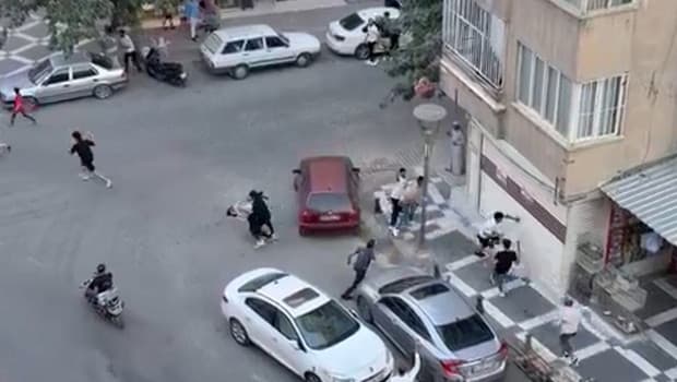 Şanlıurfa’da iki grup arasında taşlı, sopalı ve bıçaklı kavga kamerada