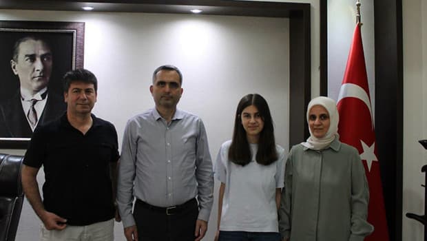 Adana'da LGS şampiyonu Şevval'e ödül
