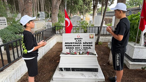 Bursa’da küçük yüreklerden büyük vefa: Şehitliği temizleyip güllerle donattılar